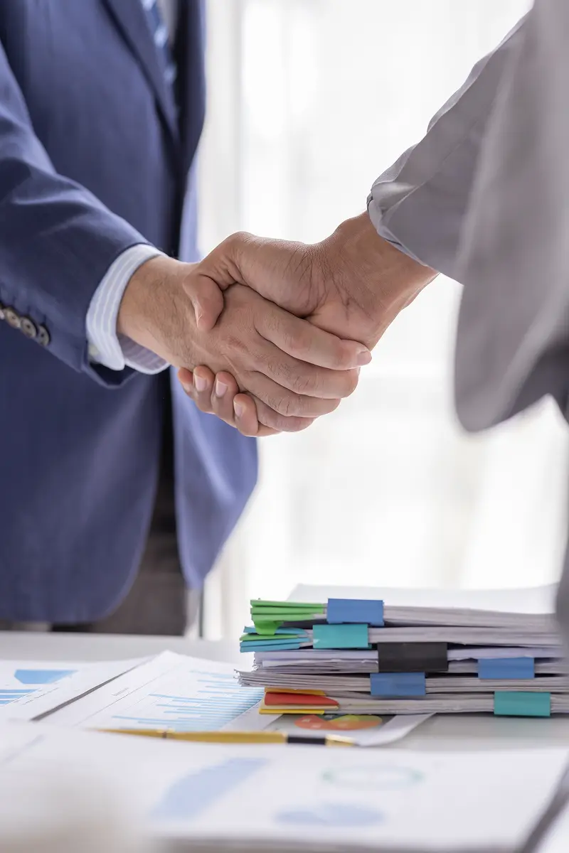 Uścisk dłoni - współpraca prawnicza